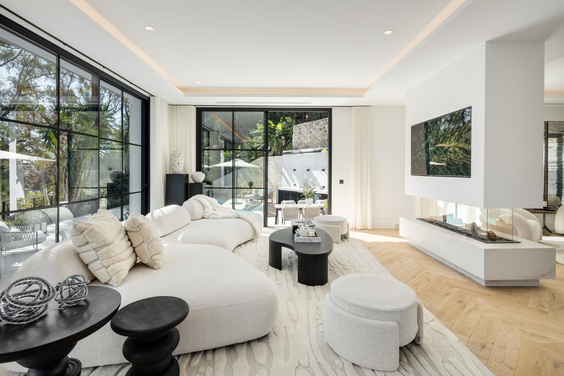 5 Bedroom Villa for Sale in El Herrojo, Benahavís, Marbella - €5,950,000 - 000068