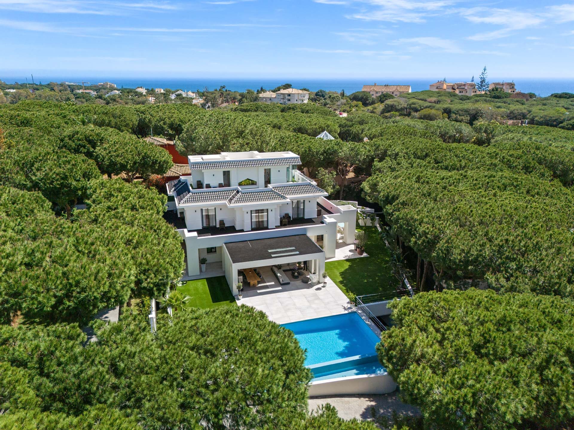 6 Bedroom Villa for Sale in Hacienda las Chapas, Marbella - €5,998,000 - 000191