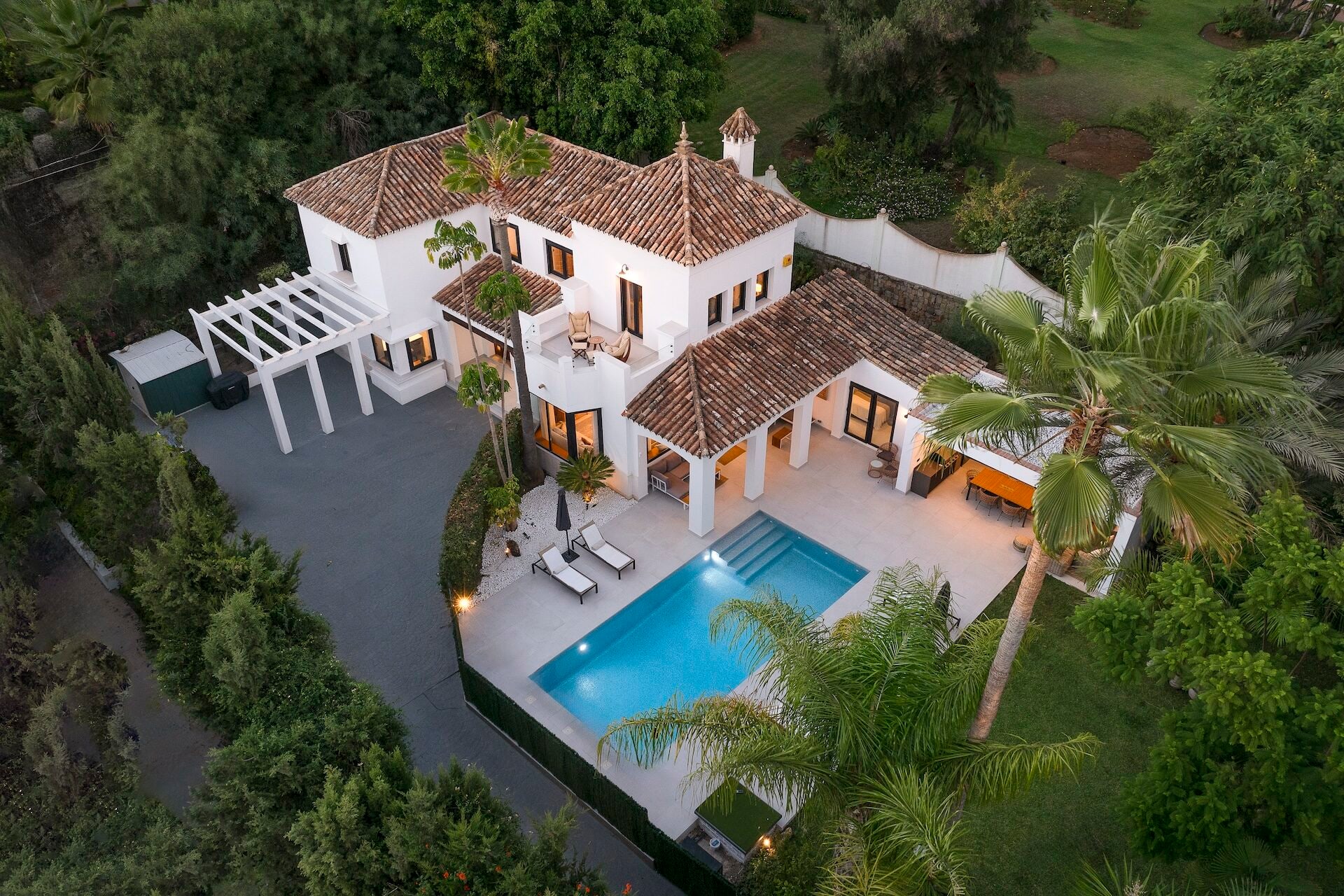 5 Bedroom Villa for Sale in El Paraiso Alto, Marbella - €1,998,000 - 000197