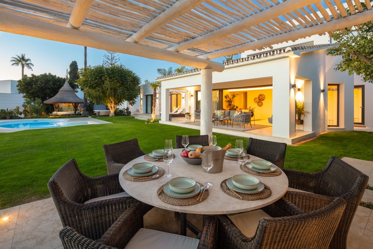 3 Bedroom Villa for Sale in El Rosario, Marbella - €2,750,000 - 000210