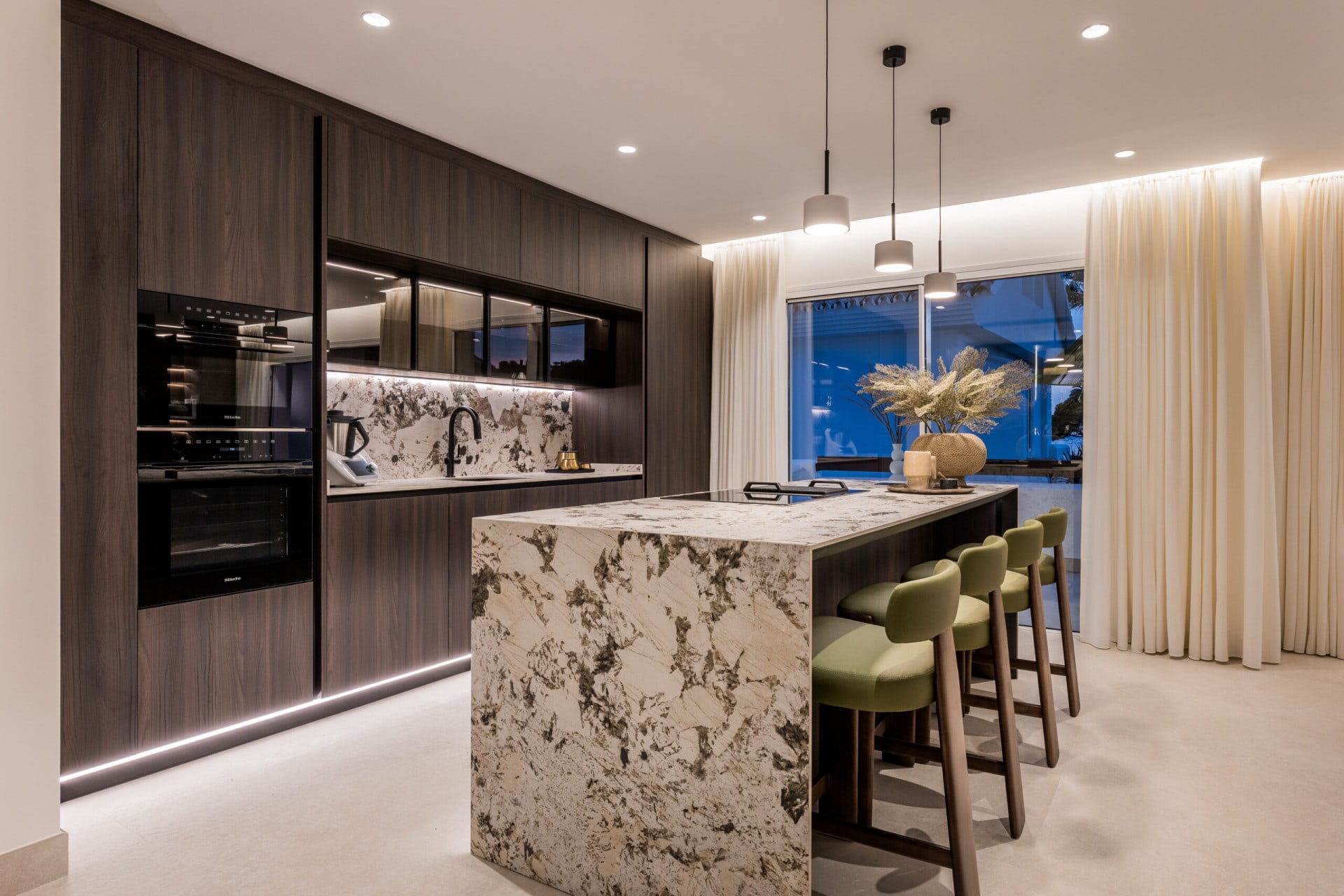 3 Bedroom Apartment for Sale in Marbella Este - Los Monteros Palm Beach, Marbella - €2,450,000 - 000233