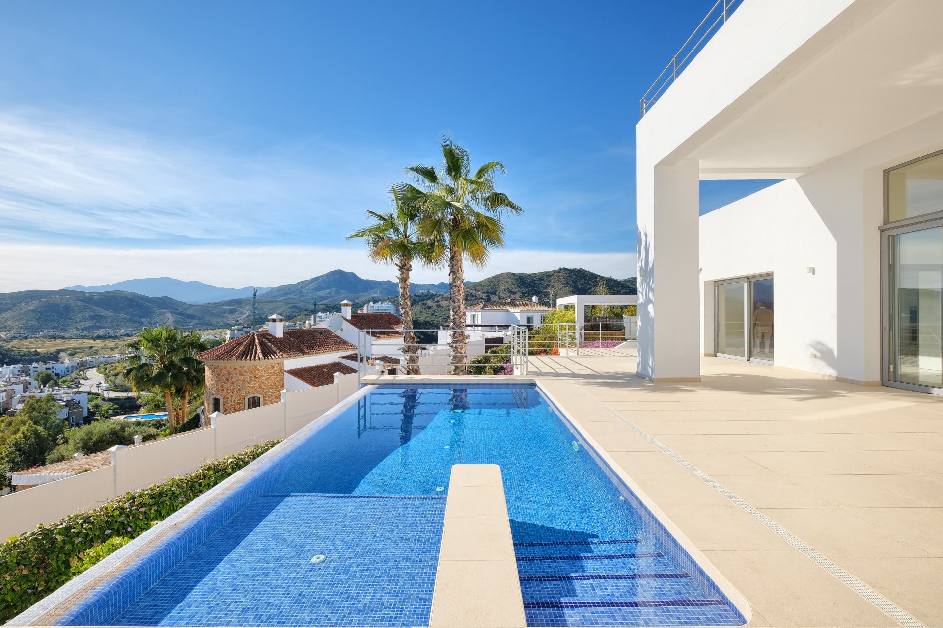 4 Bedroom Villa for Sale in Puerto del Capitan, Marbella - €2,200,000 - 000260