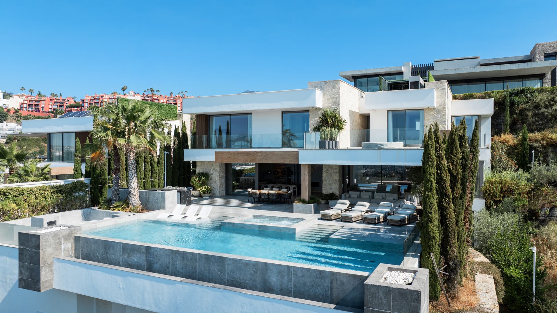 6 Bedroom Villa in El Herrojo, Benahavís, Benahavis