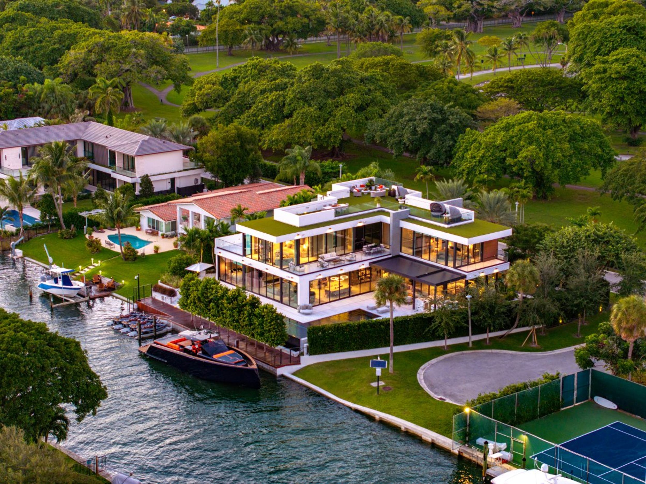 Architectural Masterpiece With a Rare 360-Degree Rooftop in Bay Point, Miami
