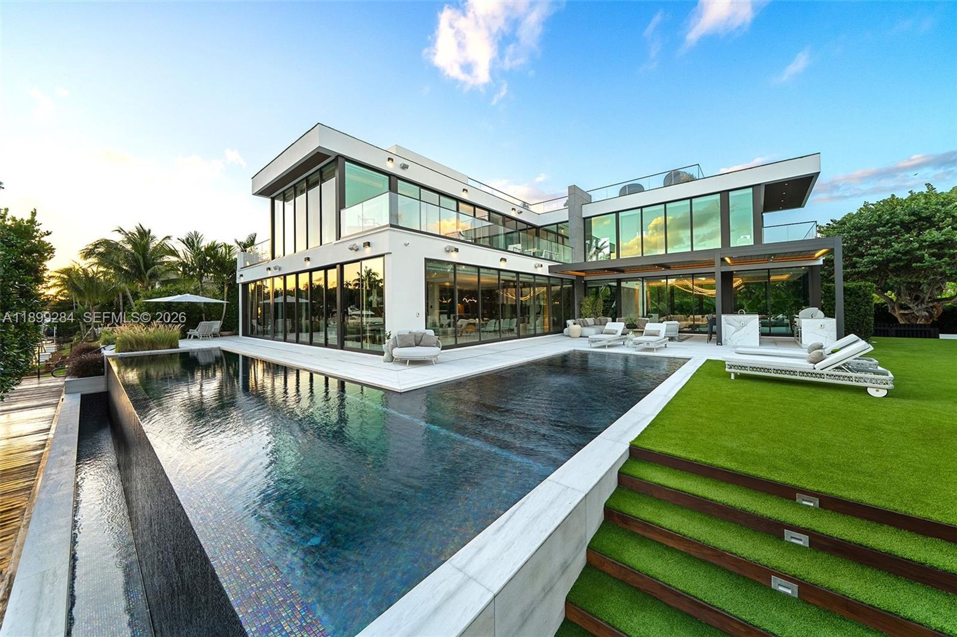 Architectural Masterpiece With a Rare 360-Degree Rooftop in Bay Point, Miami